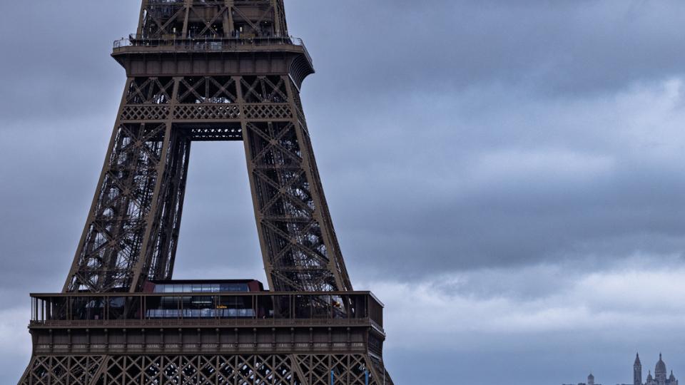 Kosz Prizsban: kigyulladt az Eiffel-torony, evakultk a turistkat