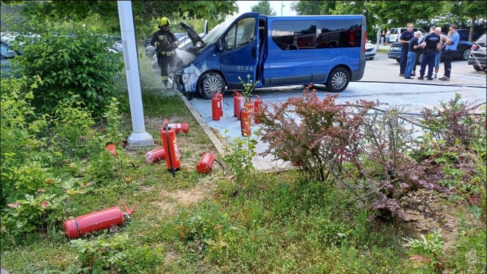 Fotk a bki gpjrmtz helysznrl - Kisbusz gyulladt ki egy szlloda parkoljban