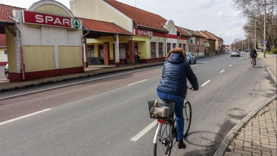 A kszpnz mr a mlt: jfajta fizetsi mdot vezetnek be a magyar boltokban