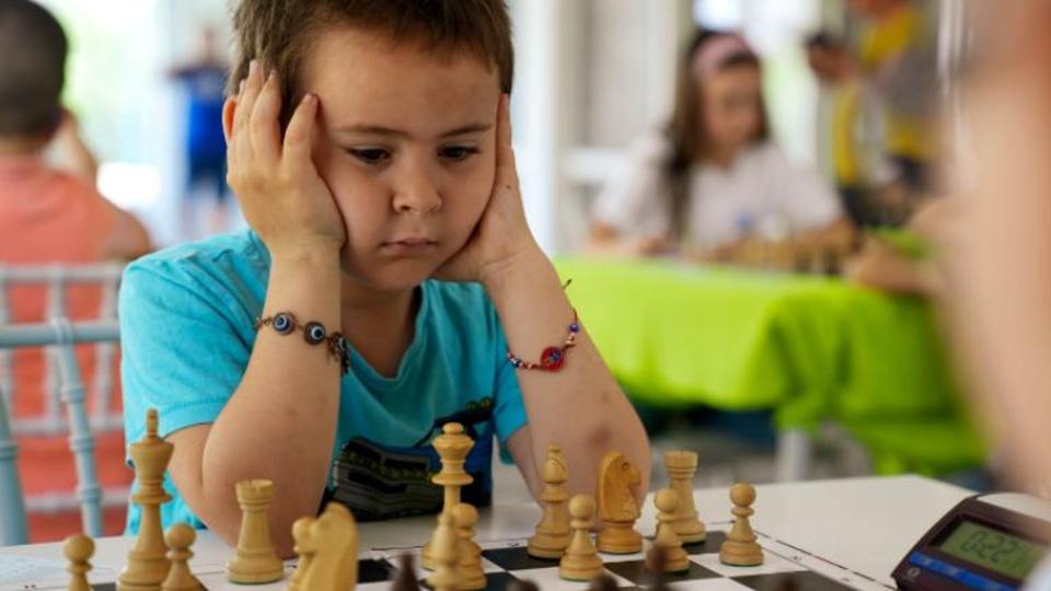 Egy tves szatmrnmeti fi lehet a sakktrtnelem legfiatalabb vilgbajnoka
