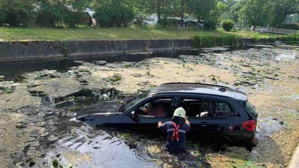 A t vizt elvezet patakba csszott egy szemlyaut a szomszd vrmegyben