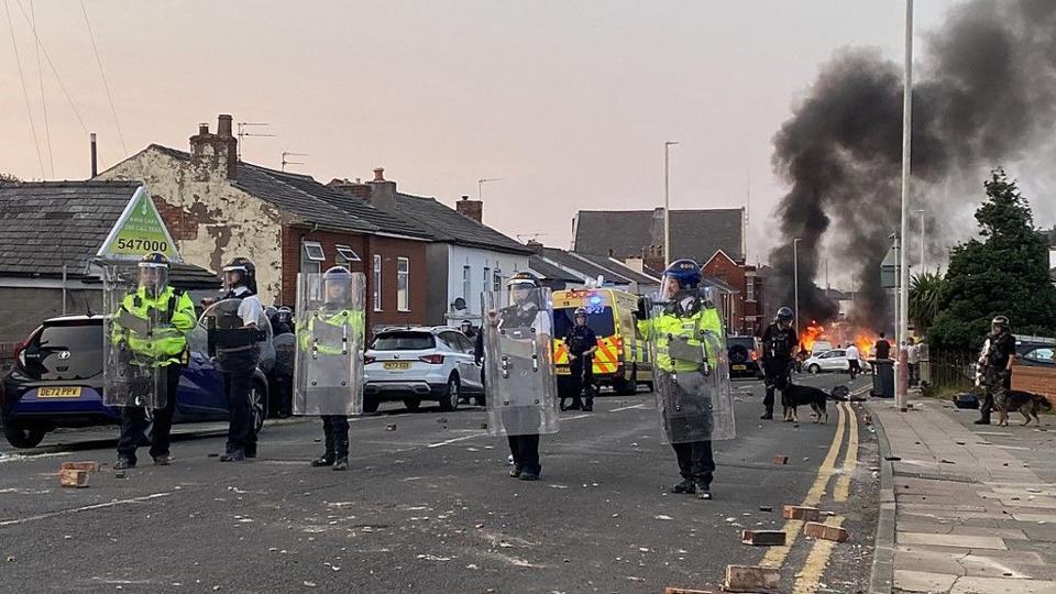 A polgrhbor szln Nagy-Britannia, miutn egy ruandai frfi meglt hrom kislnyt