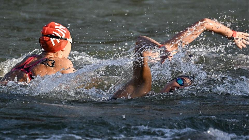 Krhzba kerlt a magyar olimpikon, miutn a Szajnban szott (FOT)