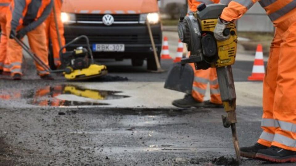 Burkolatjavtsi munkk a Metro mellett