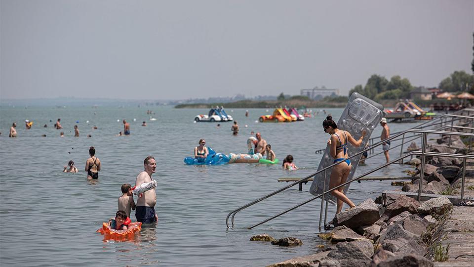 Itt a nagy rkrkp! Ennyibe kerl a Balatonon a lngos, a fagylalt s a sr