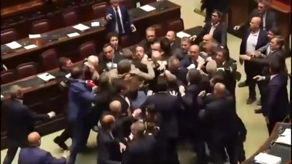 Tmegverekeds trt ki az olasz parlamentben (VIDE)