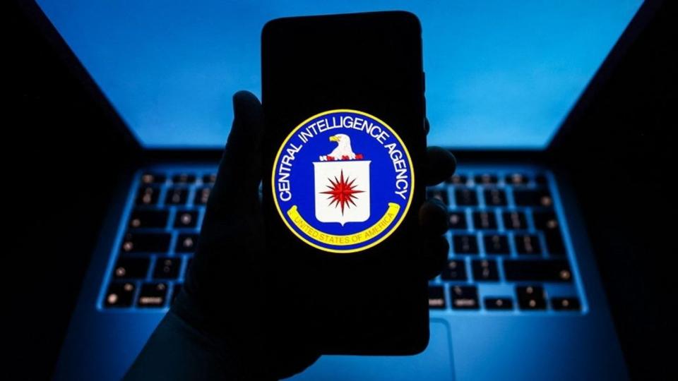 Nem vicc! A CIA a Facebookon toboroz orosz kmeket